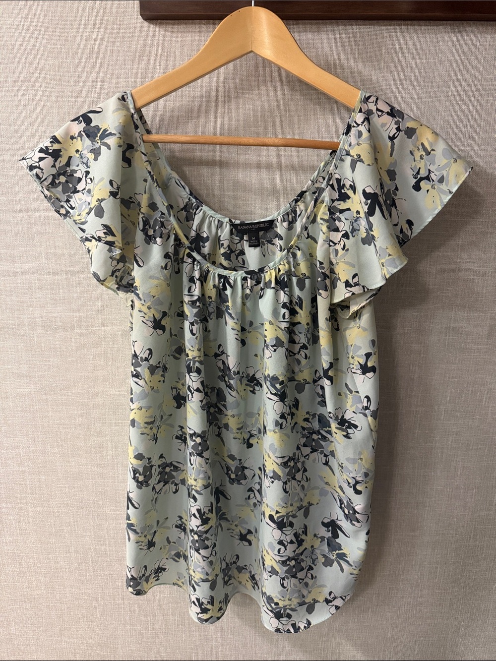 Banana Republic Pale Green Floral Ruffle-Sleeve Scoop Neck Top